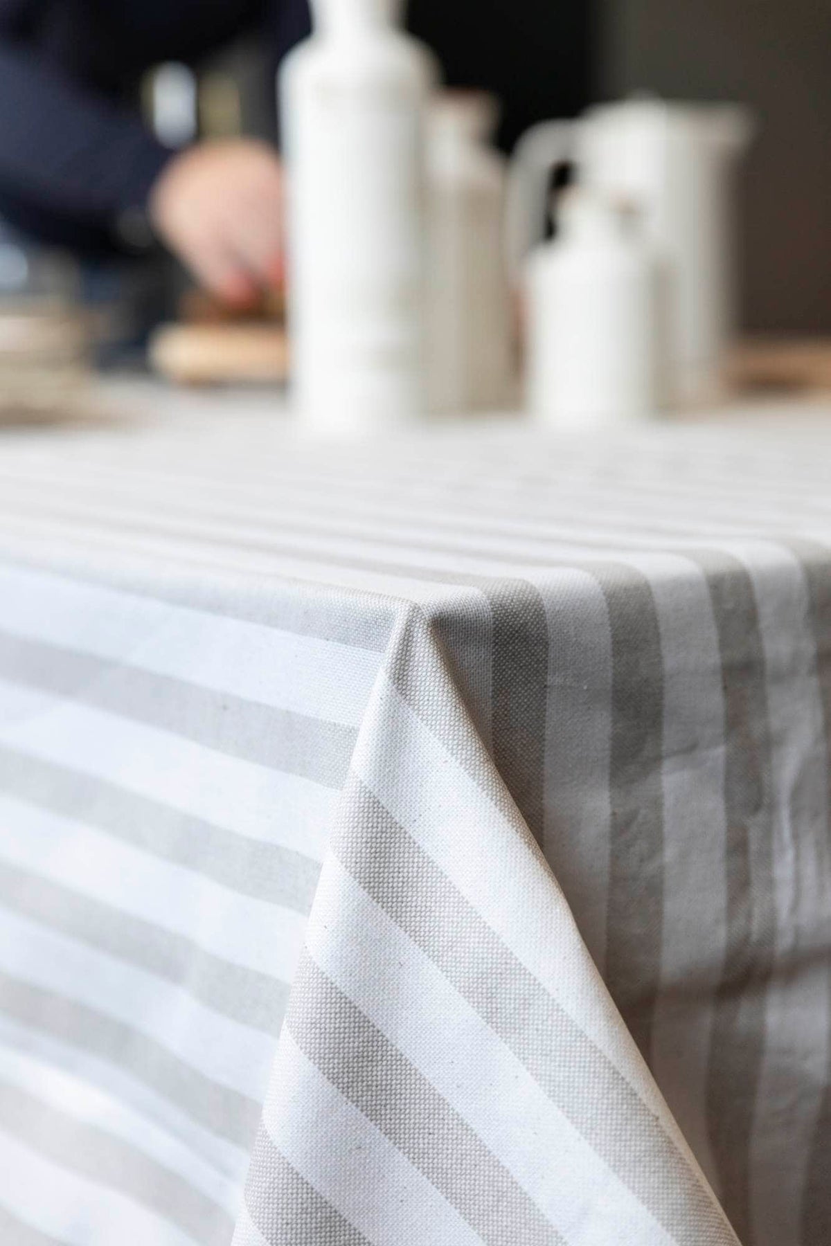 Mantel Nilo Beige Mantel reversible y antimanchas | Dos diseños en uno, repele líquidos y manchas