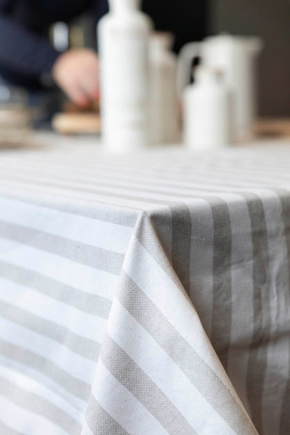 Mantel Nilo Beige Mantel reversible y antimanchas | Dos diseños en uno, repele líquidos y manchas