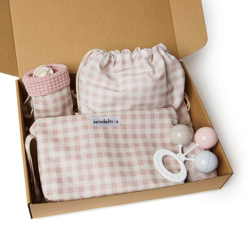 Regalos recién nacidos kit básico guardería rosa empolvado – seisdeltres